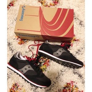 NEW Saucony sneakers - size 10